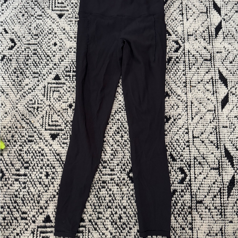 Athleta stash pocket salutation II ribbed 7/8 Black Leggings